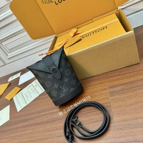 LV M11613 Envelope Pouch