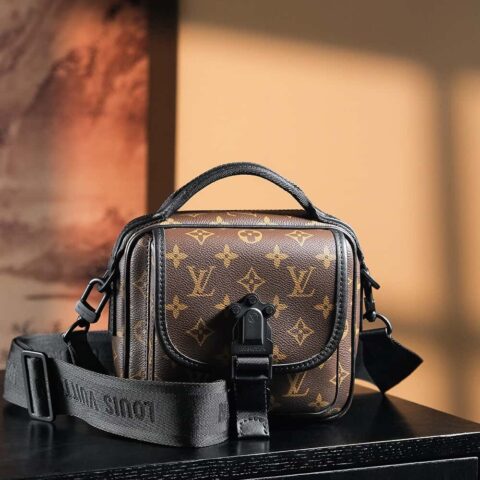 LV 𝐐𝐔𝐄𝐒𝐓 芯片菱形跳动码邮差包系列#M𝟒𝟔𝟗𝟕𝟑
