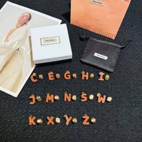 ❗️新品❗️（一对）MIU MIU缪缪不对称皮革字母耳钉耳环