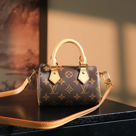 LV 𝐍𝐀𝐍𝐎 𝐒𝐏𝐄𝐄𝐃𝐘 𝐌𝐈𝐍𝐈芯片菱形跳动码枕头包系列 M81085