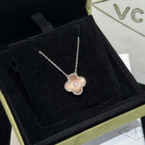 🎄圣诞限定款 ☀️Van Cleef &Arpels 梵克雅宝圣诞节限定款镭雕四叶草项链 ☀