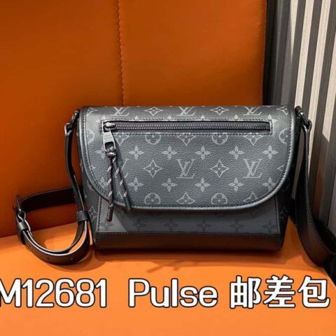 【原单精品】M12681黑花/银花 男包邮差包系列 Pulse 邮差包