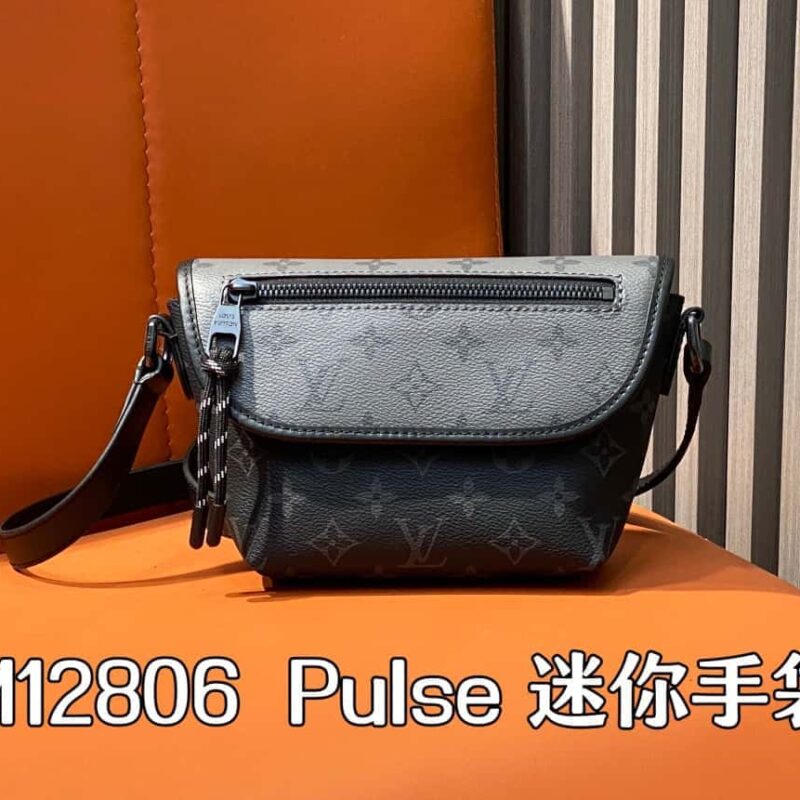 【原单精品】M12806黑花/银花 男包邮差包系列 Pulse 迷你手袋