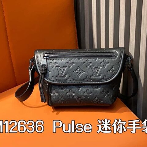 【原单精品】M12636黑色全皮 男包邮差包系列  Pulse 迷你手袋