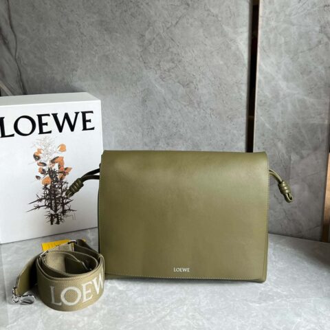 LOEWE 罗家🌟亮面柔软牛皮革Flamenco satchel邮差包 0901绿色