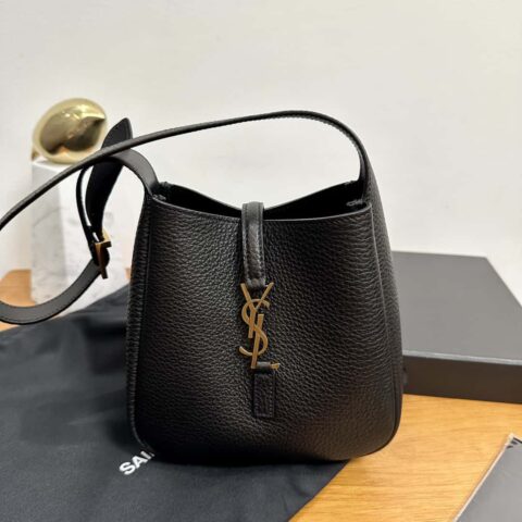 YSL 𝗟𝗘𝟱 À 𝟳 𝗕𝗔𝗕𝗬柔软粒面皮革手袋 809461