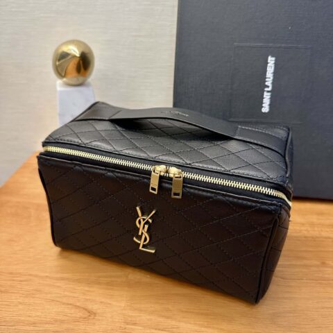 YSL 𝗚𝗔𝗕𝗬绗缝羊皮革化妆包 753171