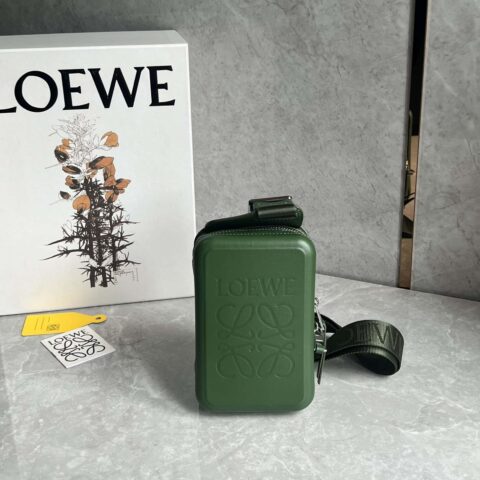 LOEWE 罗家光滑牛皮革Molded Sling斜挎包 0902绿色