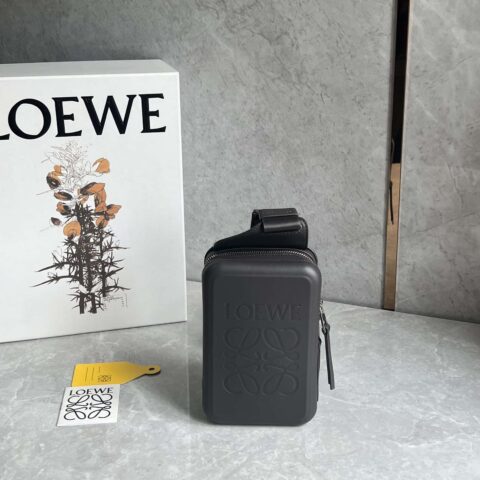 LOEWE 罗家光滑牛皮革Molded Sling斜挎包 0902咖色
