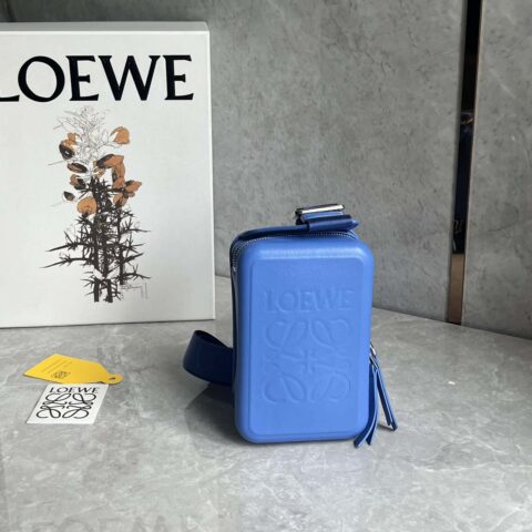 LOEWE 罗家光滑牛皮革Molded Sling斜挎包 0902蓝色