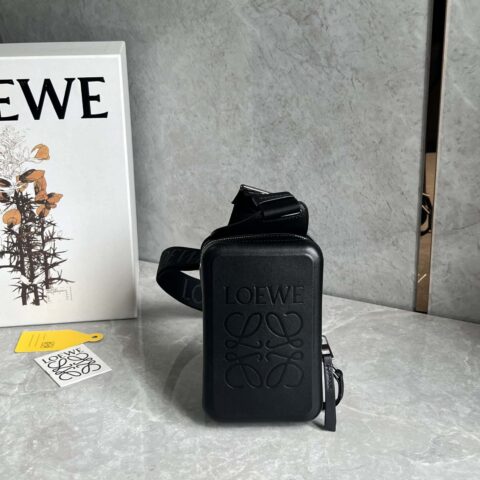 LOEWE 罗家光滑牛皮革Molded Sling斜挎包 0902黑色