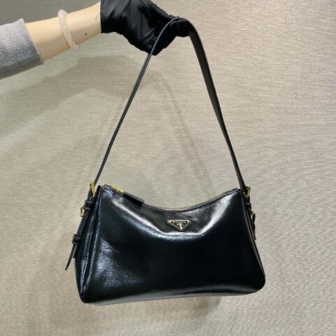 PRADA🎉新款Aimee腋下包🎉1BC229皱漆皮🎉🎉