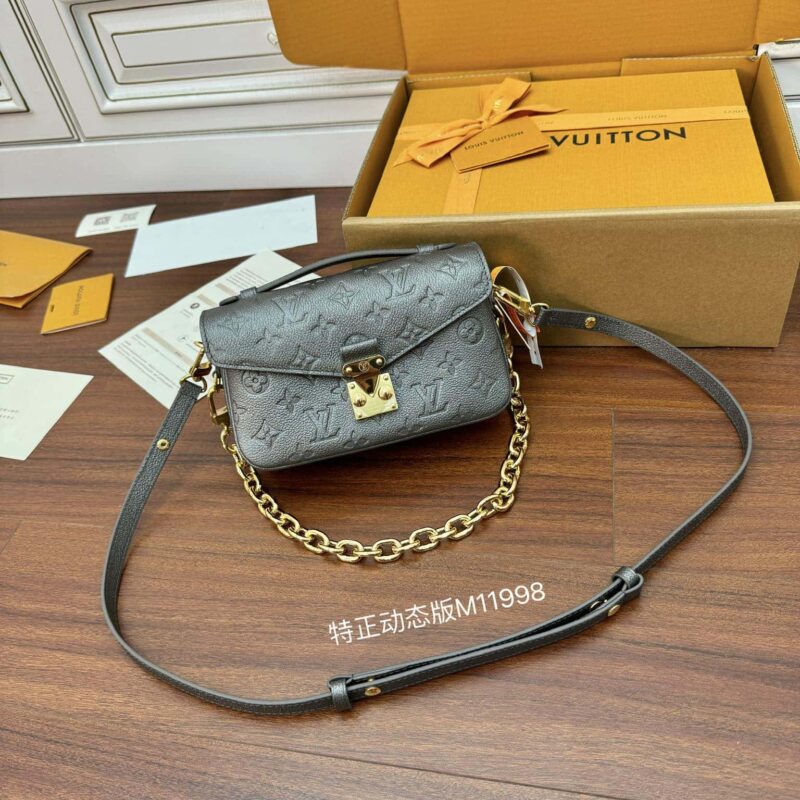 LV M11998 Pochette Métis East West