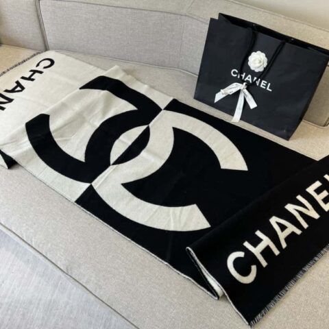 𝐂𝐇𝐀𝐍𝐄𝐋▪️『黑白大𝑳𝑶𝑮𝑶披肩围巾』