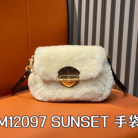 【原单精品】M12097米白毛绒 腋下包元宝包系列 SUNSET 手袋