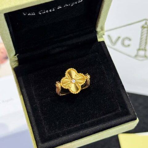 ❗️新品爆款❗️ ☀️Van Cleef &Arpels 梵克雅宝Vintage Alhambra可翻转式戒指 一面蓝玛瑙一面玑镂雕花 ☀️