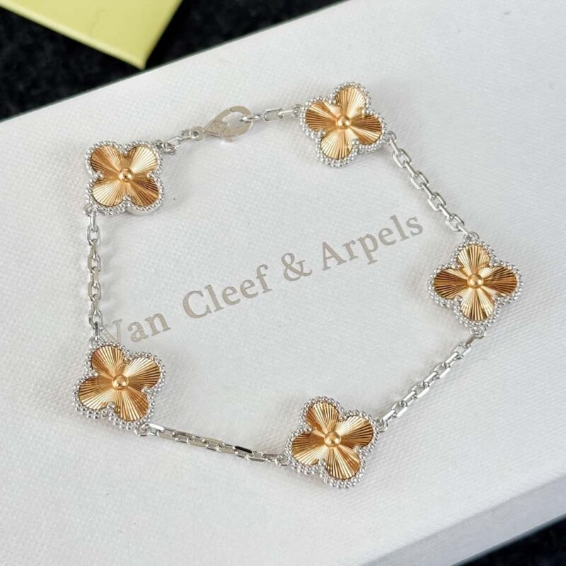 🎄圣诞限定款 ☀️Van Cleef &Arpels 梵克雅宝圣诞节限定款镭雕五花四叶草手链 ☀