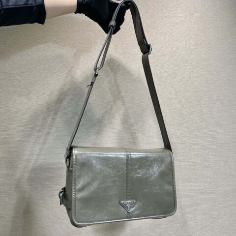 PRADA🎉新款油腊包🎉2VD073邮差包🎉🎉咖啡色