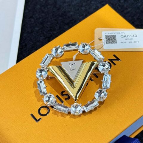 ❗️新品❗️  ☀Louis Vuitton 路易威登V字母胸针 ☀