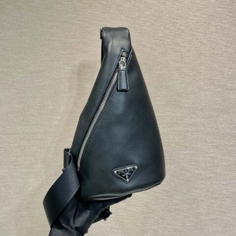 PRADA👏新款胸包👏2VZ098平纹👏黑色