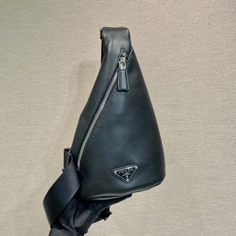 PRADA👏新款胸包👏2VZ098平纹👏黑色