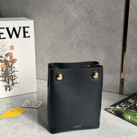 LOEWE 罗家新品Pebble Pouch 0905黑色