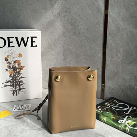 LOEWE 罗家新品Pebble Pouch 0905橡木棕