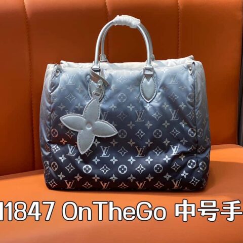 【原单精品】M11847银色羽绒 四方包系列 本款 OnTheGo 中号手袋
