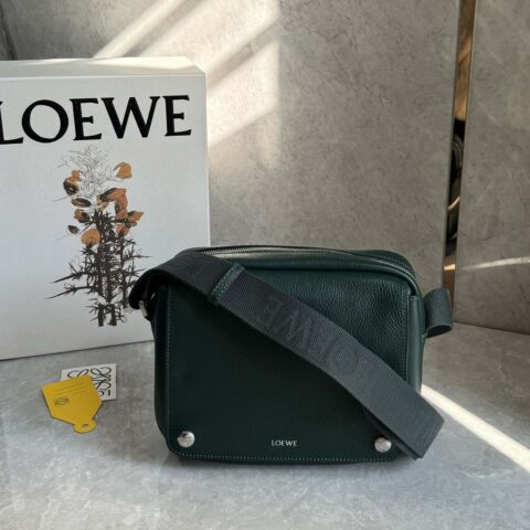 LOEWE 最新｜Pebble邮差包 0522绿色