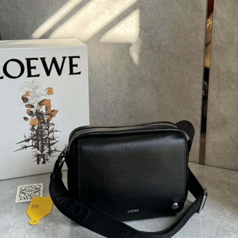 LOEWE 最新｜Pebble邮差包 0522黑色