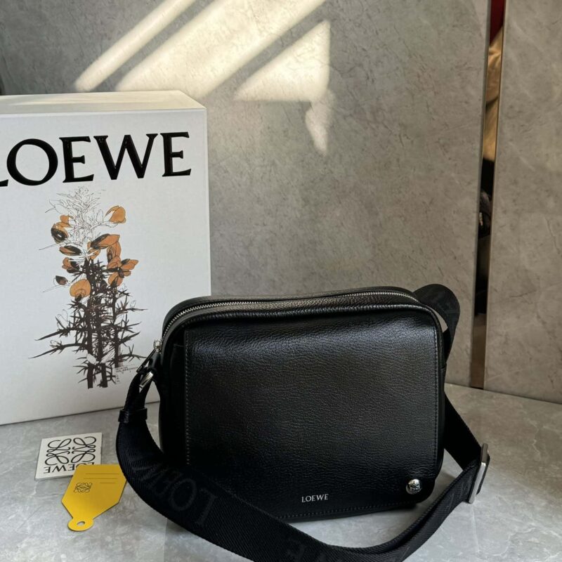 LOEWE 最新｜Pebble邮差包 0522黑色