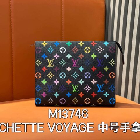 【原单精品】M13746黑彩 手包手拿包系列 当季新款 POCHETTE VOYAGE 中号手拿包