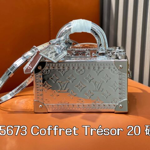 【原单精品】M45673银色漆皮 盒子包箱子系列 Coffret Trésor 20 硬箱 在 2021 春夏系列中