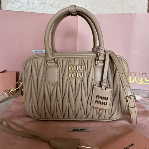 5BB124：MiuMiu新品too pretty保龄球手袋 奶茶色 Arcadie Matelassé软羊革手袋