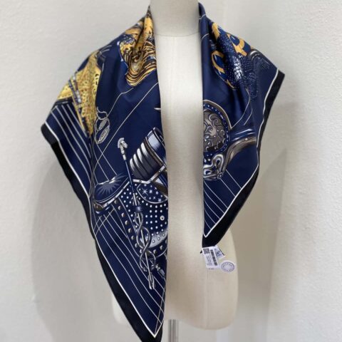 HERMES『鞍上世界90方巾』