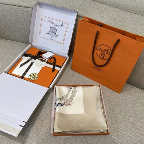 HERMES『华丽的缰辔花卉版90方巾』