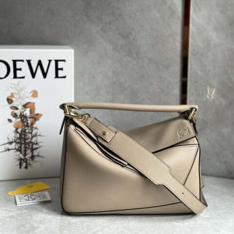 LOEWE罗意威柔软粒面牛皮革 Puzzle 手袋型号:A510P49X12 沙色