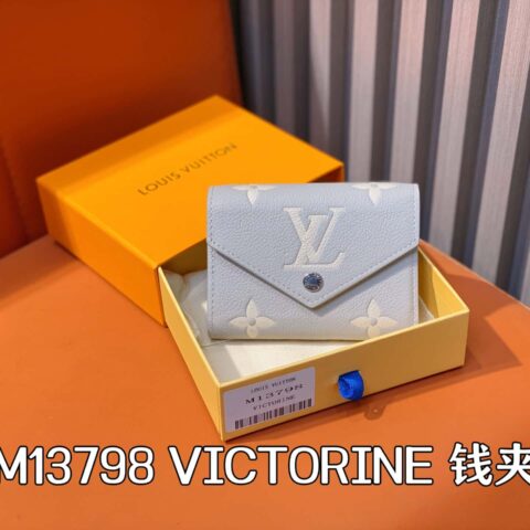 【原单精品】M13798香芋紫 全皮三折钱包 VICTORINE 钱夹