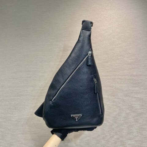 PRADA🎉新款胸包🎉2VZ092A全皮🎉黑色