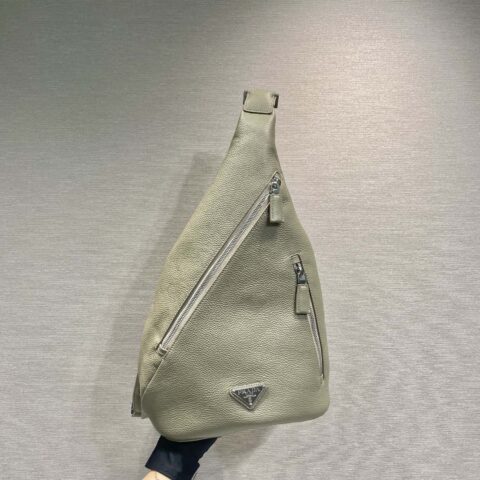 PRADA🎉新款胸包🎉2VZ092A全皮🎉灰色