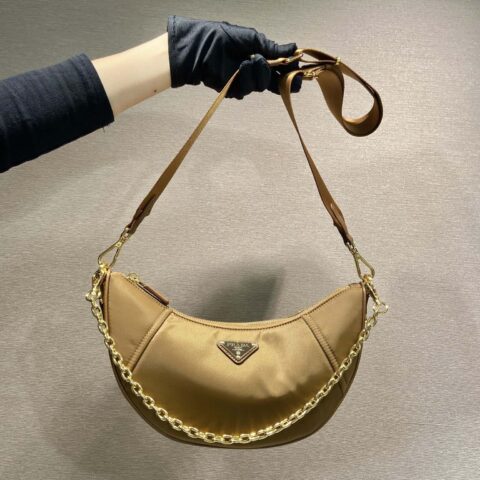 PRADA🎉新品月牙包🎉1BH222多功能🎉🎉焦糖色