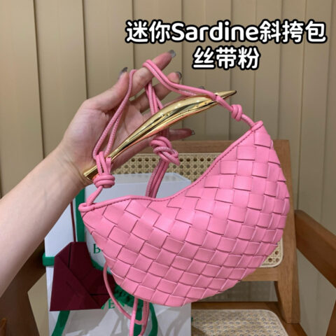 BV 迷你Sardine斜挎包 744267丝带粉