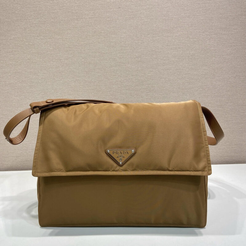 PRADA 爆款邮差包大号新色1BD256