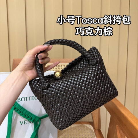 BV 小号Tosca斜挎包 巧克力棕 777575