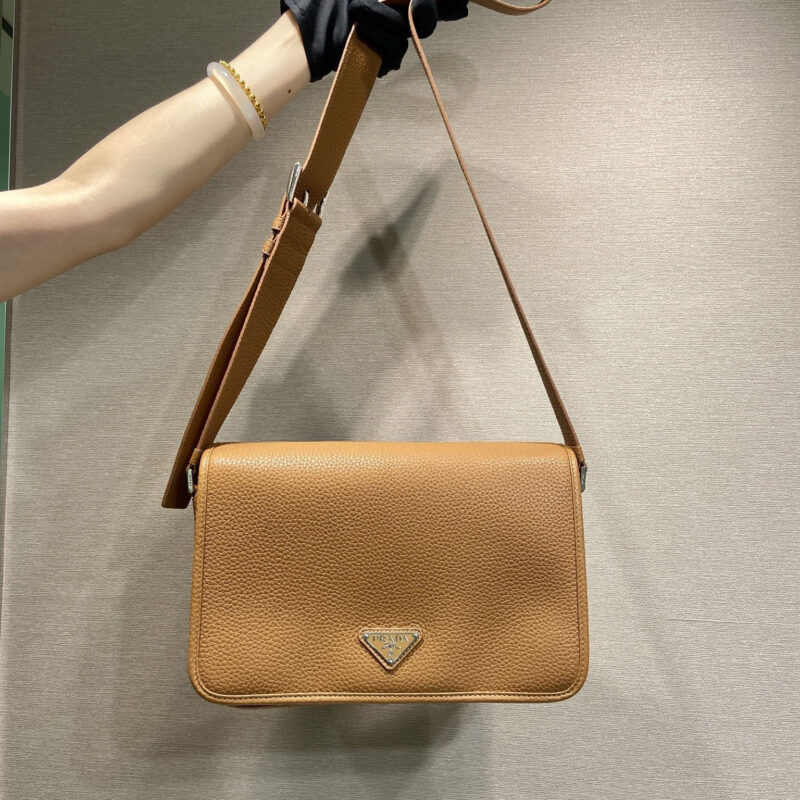 PRADA🎉新款邮差包🎉2VD075🎉🎉焦糖色