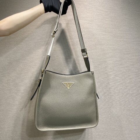 PRADA👏新款织物斜跨包👏1BC073-1/大号tote包 灰色