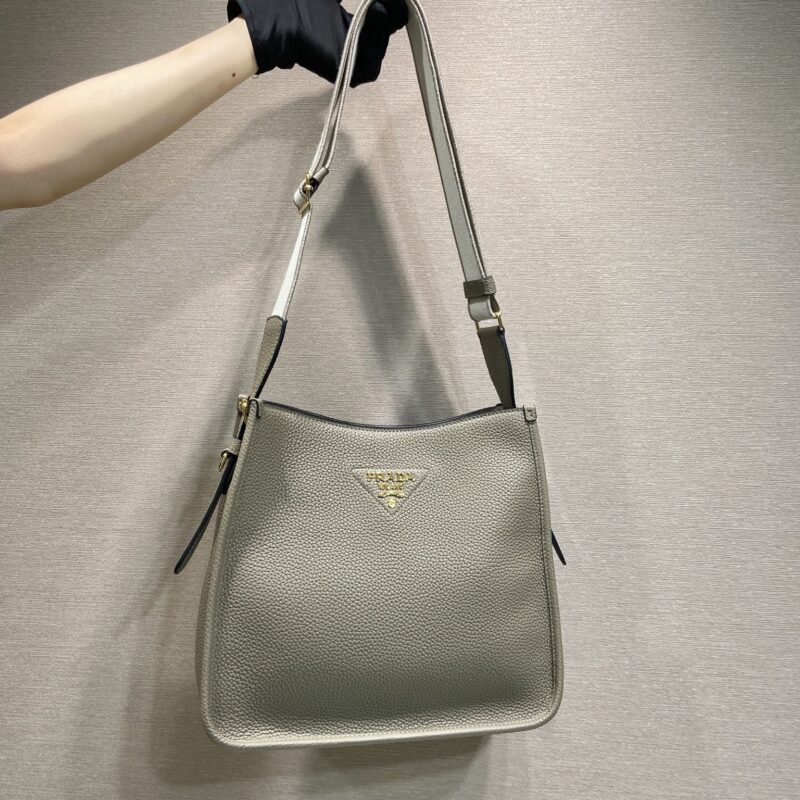 PRADA👏新款织物斜跨包👏1BC073-1/大号tote包 灰色