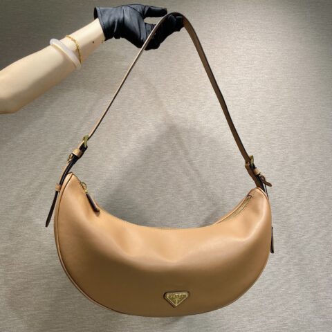 PRADA🎉新品🎉1BC255腋下包🎉🎉焦糖色