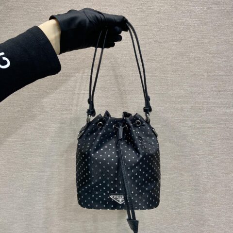 PRADA🎉铆钉水桶包🎉1BE067铆钉🎉🎉