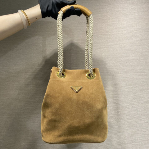 PRADA🎉新款水桶包🎉1BE082麂皮🎉🎉